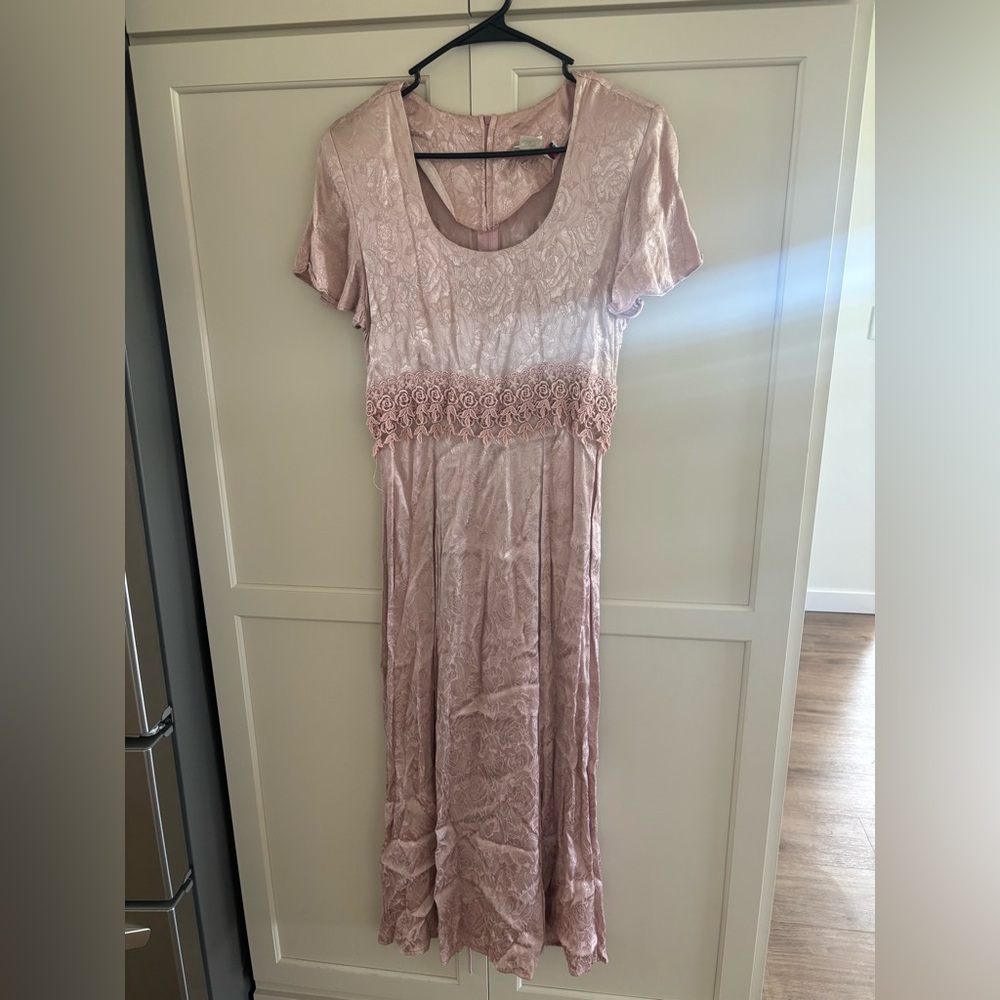 9/10 vintage Fredrick’s of Hollywood pink silky short sleeve dress corset back